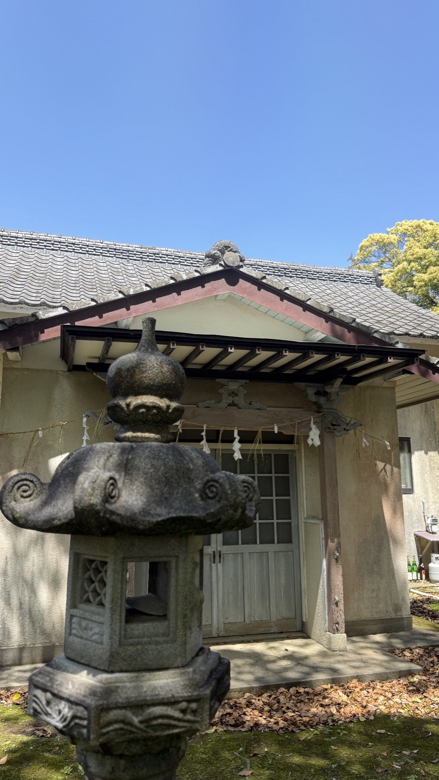 塩釜神社のお社と、そばに立つ石灯籠