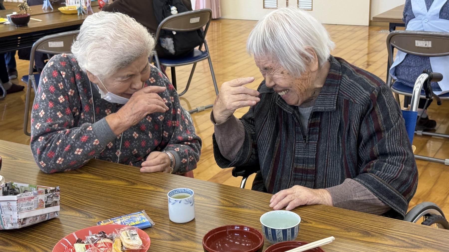 かたがみカフェの会場。コーヒーを前に話している様子