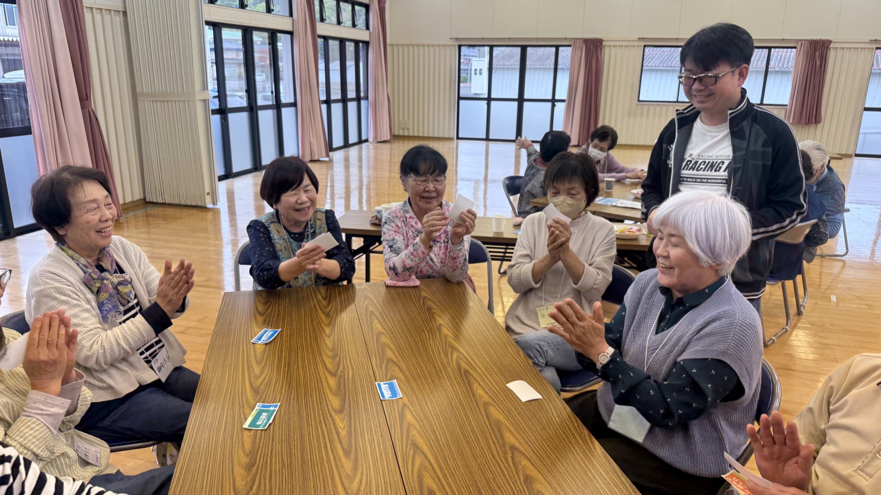 かたがみカフェで、テーブルを囲んで語り合う人たち
